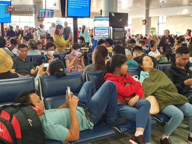 Nỗi ám ảnh chiều 30 Tết ở sân bay Tân Sơn Nhất: Nhiều chuyến bay delay, hàng ngàn người nằm vật vờ chờ đợi - Ảnh 11.