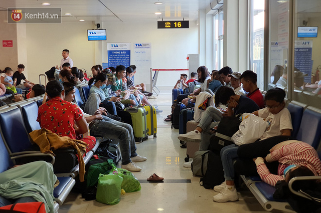 Nỗi ám ảnh chiều 30 Tết ở sân bay Tân Sơn Nhất: Nhiều chuyến bay delay, hàng ngàn người nằm vật vờ chờ đợi - Ảnh 14.