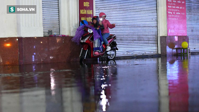  Mưa tràn bờ Hồ Hoàn Kiếm, nhiều tuyến đường Hà Nội ngập trong đêm giao thừa Canh Tý 2020 - Ảnh 11.