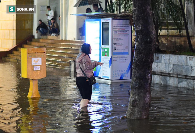  Mưa tràn bờ Hồ Hoàn Kiếm, nhiều tuyến đường Hà Nội ngập trong đêm giao thừa Canh Tý 2020 - Ảnh 12.