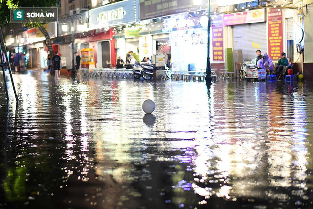  Mưa tràn bờ Hồ Hoàn Kiếm, nhiều tuyến đường Hà Nội ngập trong đêm giao thừa Canh Tý 2020 - Ảnh 15.