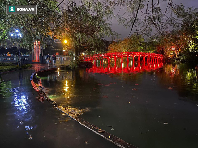  Mưa tràn bờ Hồ Hoàn Kiếm, nhiều tuyến đường Hà Nội ngập trong đêm giao thừa Canh Tý 2020 - Ảnh 3.