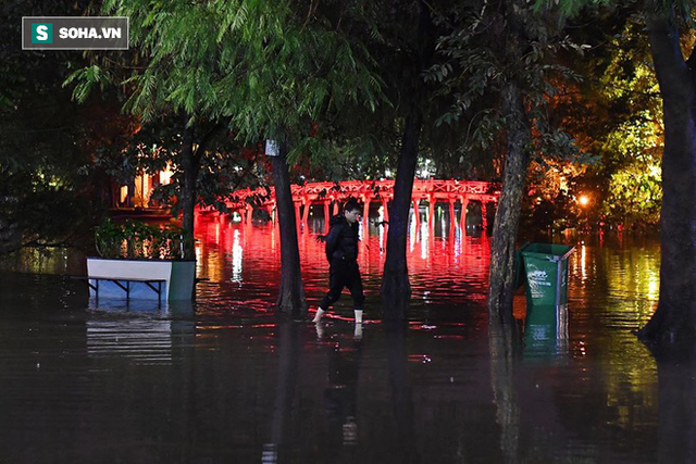  Mưa tràn bờ Hồ Hoàn Kiếm, nhiều tuyến đường Hà Nội ngập trong đêm giao thừa Canh Tý 2020 - Ảnh 6.