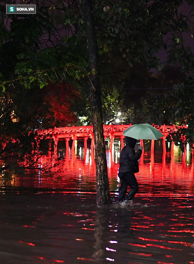  Mưa tràn bờ Hồ Hoàn Kiếm, nhiều tuyến đường Hà Nội ngập trong đêm giao thừa Canh Tý 2020 - Ảnh 7.