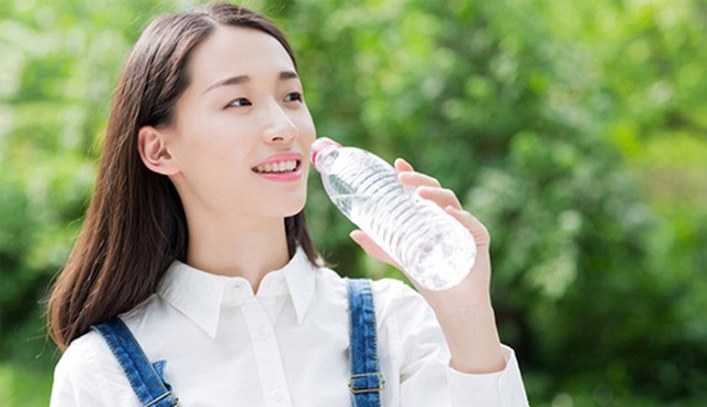Ngày Tết ăn nhiều nhưng uống ít nước dễ gây hại cho sức khỏe: Chuyên ra chỉ rõ 8 lý do để uống 8 ly nước mỗi ngày, đọc ngay để bảo vệ sức khỏe - Ảnh 1.