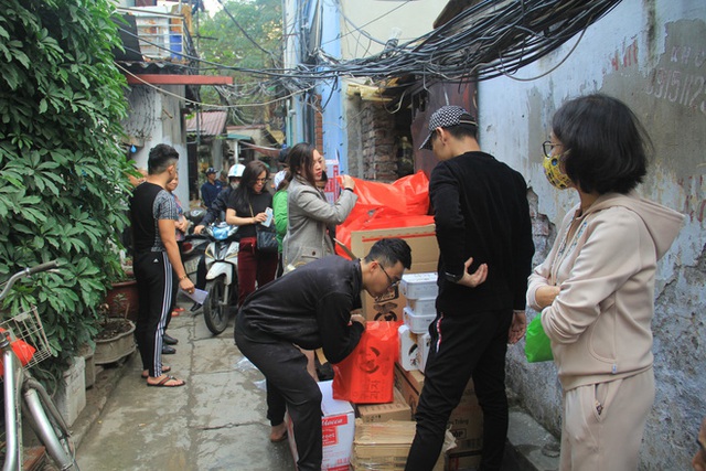  Mùa xuân lặng lẽ của những mảnh đời hàng chục năm ăn Tết tha hương tại xóm chạy thận giữa lòng Thủ Đô  - Ảnh 1.