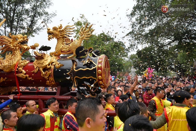 Hàng nghìn người hò reo cổ vũ màn rước pháo và tung hô quan đám tại lễ hội Đồng Kỵ - Ảnh 11.