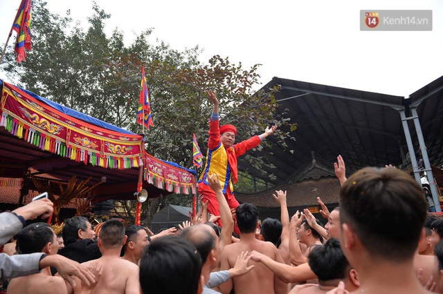 Hàng nghìn người hò reo cổ vũ màn rước pháo và tung hô quan đám tại lễ hội Đồng Kỵ - Ảnh 13.