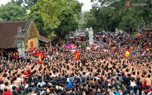Hàng nghìn người hò reo cổ vũ màn rước pháo và tung hô quan đám tại lễ hội Đồng Kỵ - Ảnh 17.