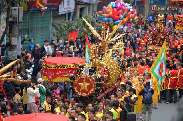 Hàng nghìn người hò reo cổ vũ màn rước pháo và tung hô quan đám tại lễ hội Đồng Kỵ - Ảnh 7.