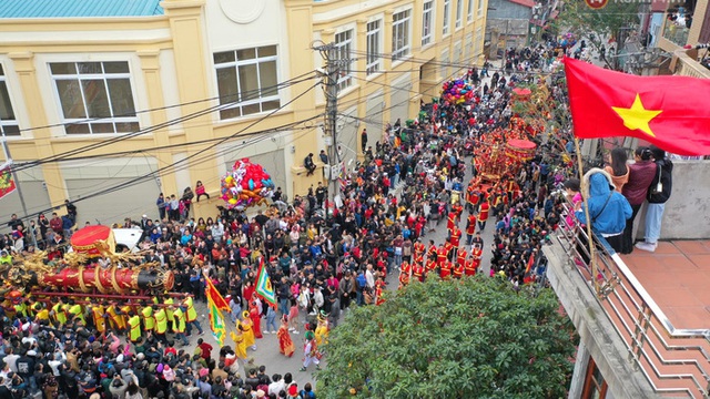 Hàng nghìn người hò reo cổ vũ màn rước pháo và tung hô quan đám tại lễ hội Đồng Kỵ - Ảnh 8.