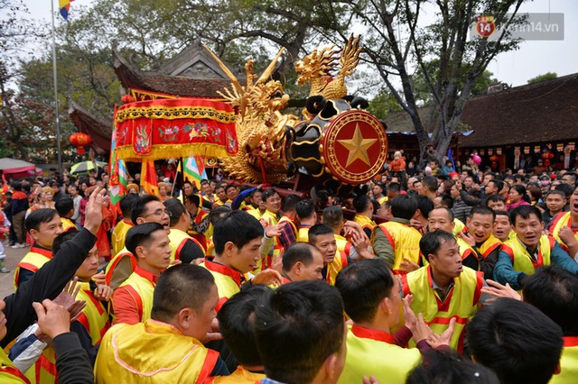 Hàng nghìn người hò reo cổ vũ màn rước pháo và tung hô quan đám tại lễ hội Đồng Kỵ - Ảnh 10.
