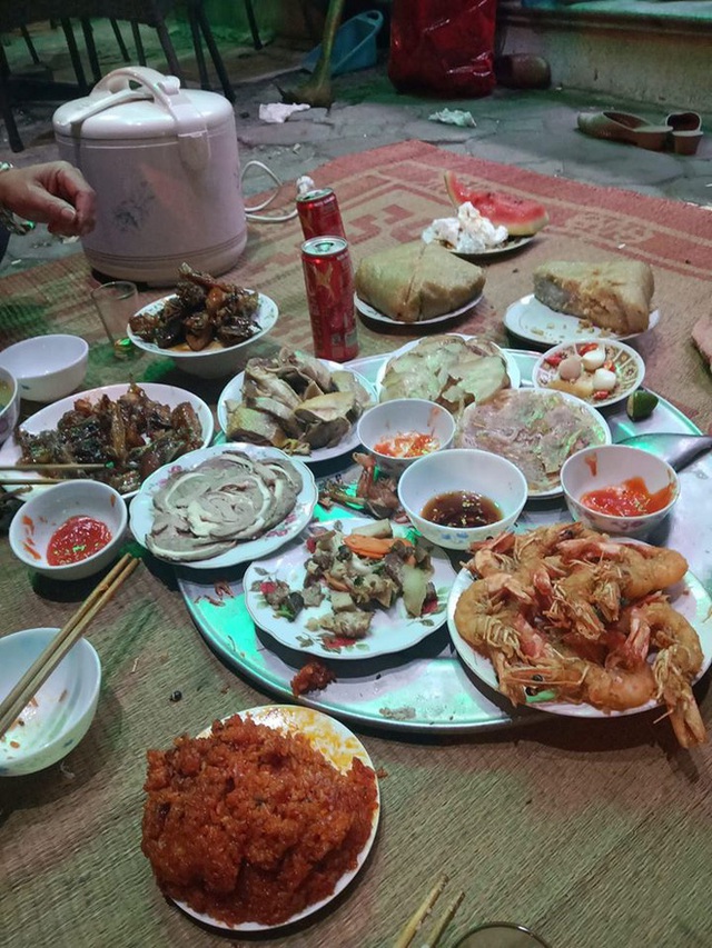 Đang dạo bước trên đường phố Hà Nội mùng 3 Tết, một anh Tây được gia đình Việt mời hẳn chầu ăn cực hoành tráng trên vỉa hè - Ảnh 2.
