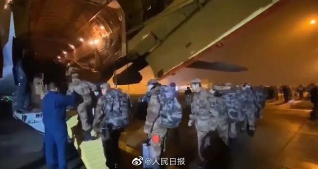 Những khoảnh khắc ấm lòng trong tâm dịch Vũ Hán: Khi tình người dìu dắt nhau vượt qua cơn khủng hoảng virus corona - Ảnh 3. Những khoảnh khắc ấm lòng trong tâm dịch Vũ Hán: Khi tình người dìu dắt nhau vượt qua cơn khủng hoảng virus corona - Ảnh 3.
