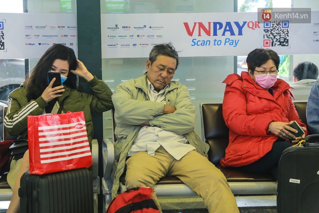 Sân bay Nội Bài chật kín người sau kỳ nghỉ Tết, khẩu trang trở thành “vật bất ly thân” giữa thời điểm virus corona đe doạ - Ảnh 7.
