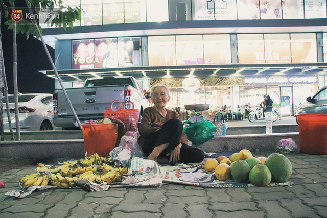 Cụ bà 90 tuổi bán trái cây trước cổng Vincom và câu chuyện ấm lòng của người Sài Gòn: Mua chẳng cần lựa, gặp cụ là dúi tiền cho thêm - Ảnh 2.