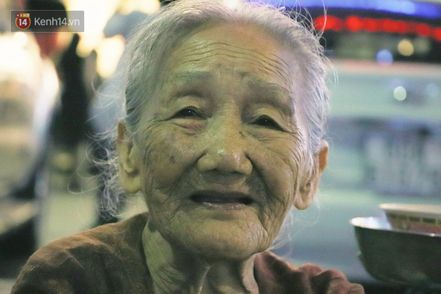 Cụ bà 90 tuổi bán trái cây trước cổng Vincom và câu chuyện ấm lòng của người Sài Gòn: Mua chẳng cần lựa, gặp cụ là dúi tiền cho thêm - Ảnh 13.