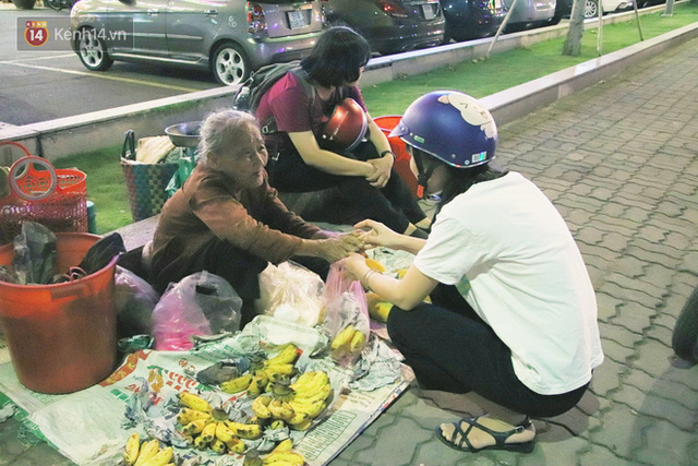 Cụ bà 90 tuổi bán trái cây trước cổng Vincom và câu chuyện ấm lòng của người Sài Gòn: Mua chẳng cần lựa, gặp cụ là dúi tiền cho thêm - Ảnh 15.