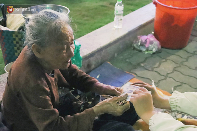 Cụ bà 90 tuổi bán trái cây trước cổng Vincom và câu chuyện ấm lòng của người Sài Gòn: Mua chẳng cần lựa, gặp cụ là dúi tiền cho thêm - Ảnh 8.