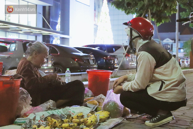 Cụ bà 90 tuổi bán trái cây trước cổng Vincom và câu chuyện ấm lòng của người Sài Gòn: Mua chẳng cần lựa, gặp cụ là dúi tiền cho thêm - Ảnh 10.