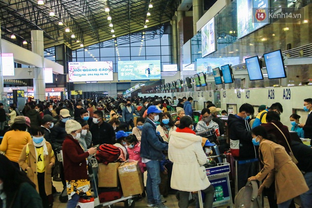 Sân bay Nội Bài chật kín người sau kỳ nghỉ Tết, khẩu trang trở thành “vật bất ly thân” giữa thời điểm virus corona đe doạ - Ảnh 1.