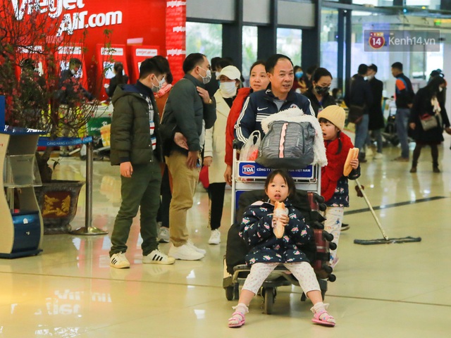 Sân bay Nội Bài chật kín người sau kỳ nghỉ Tết, khẩu trang trở thành “vật bất ly thân” giữa thời điểm virus corona đe doạ - Ảnh 2.