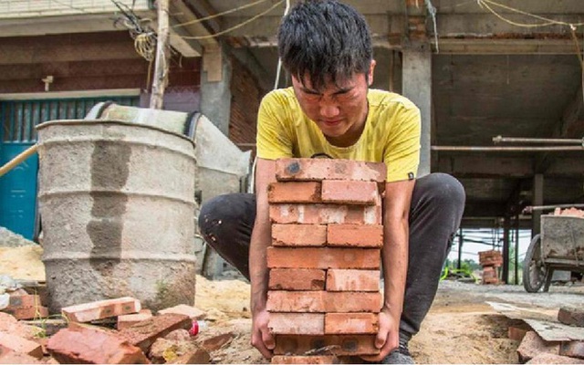  Nhường em trai 1 chiếc găng tay, chị gái không ngờ em mình lại hy sinh cả cuộc đời vì nó - Ảnh 1.