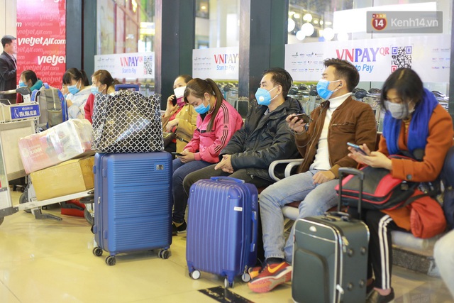 Sân bay Nội Bài chật kín người sau kỳ nghỉ Tết, khẩu trang trở thành “vật bất ly thân” giữa thời điểm virus corona đe doạ - Ảnh 11.