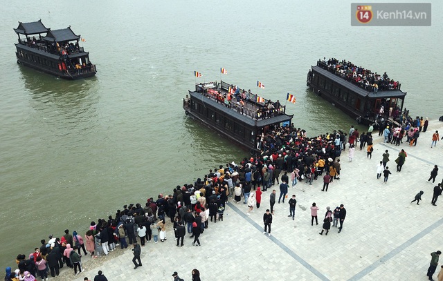 Du khách, phật tử chen nhau lên thuyền và xe điện, gây tình cảnh hỗn loạn ở ngôi chùa lớn nhất thế giới tại Việt Nam - Ảnh 12.