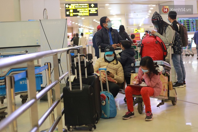 Sân bay Nội Bài chật kín người sau kỳ nghỉ Tết, khẩu trang trở thành “vật bất ly thân” giữa thời điểm virus corona đe doạ - Ảnh 12.