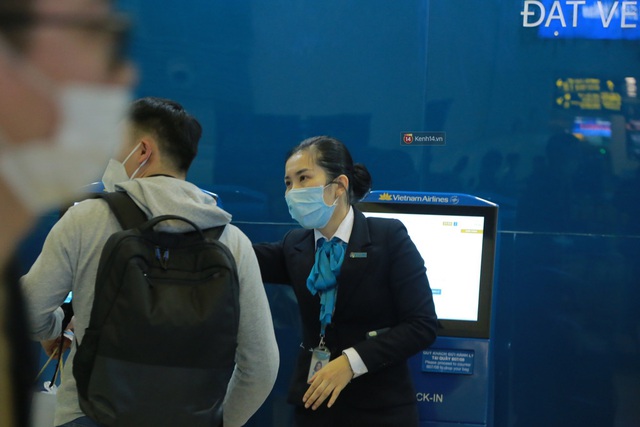 Sân bay Nội Bài chật kín người sau kỳ nghỉ Tết, khẩu trang trở thành “vật bất ly thân” giữa thời điểm virus corona đe doạ - Ảnh 13.