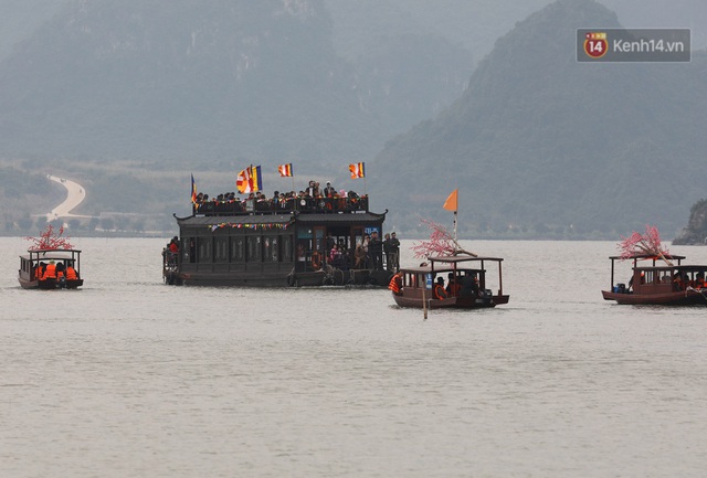 Du khách, phật tử chen nhau lên thuyền và xe điện, gây tình cảnh hỗn loạn ở ngôi chùa lớn nhất thế giới tại Việt Nam - Ảnh 14.