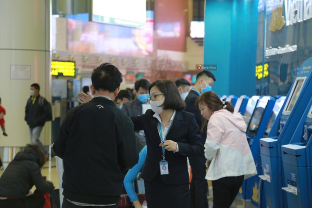 Sân bay Nội Bài chật kín người sau kỳ nghỉ Tết, khẩu trang trở thành “vật bất ly thân” giữa thời điểm virus corona đe doạ - Ảnh 14.