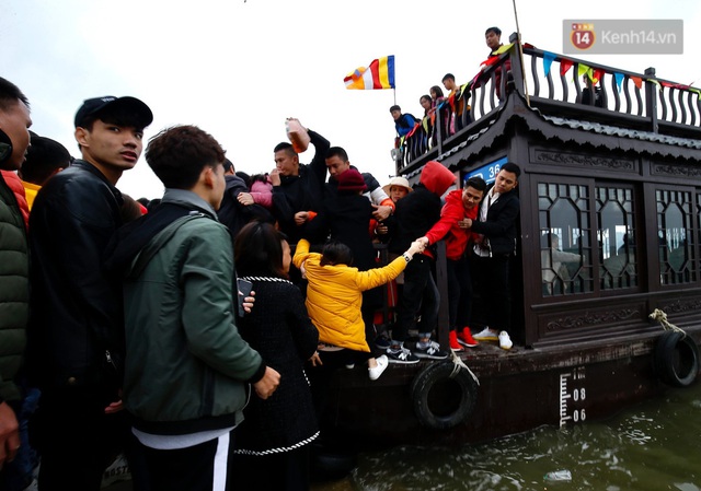Du khách, phật tử chen nhau lên thuyền và xe điện, gây tình cảnh hỗn loạn ở ngôi chùa lớn nhất thế giới tại Việt Nam - Ảnh 15.