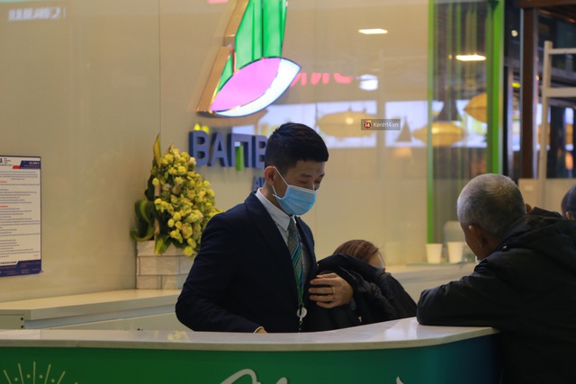 Sân bay Nội Bài chật kín người sau kỳ nghỉ Tết, khẩu trang trở thành “vật bất ly thân” giữa thời điểm virus corona đe doạ - Ảnh 15.