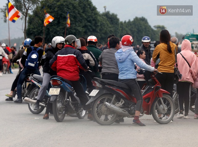 Du khách, phật tử chen nhau lên thuyền và xe điện, gây tình cảnh hỗn loạn ở ngôi chùa lớn nhất thế giới tại Việt Nam - Ảnh 19.
