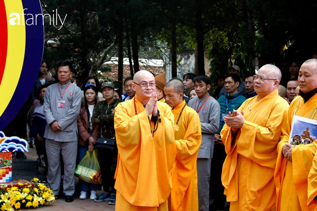 Mùng 6 Tết: Hàng vạn du khách thập phương đổ về dự lễ khai hội chùa Hương  - Ảnh 3.