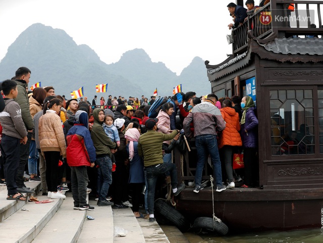 Du khách, phật tử chen nhau lên thuyền và xe điện, gây tình cảnh hỗn loạn ở ngôi chùa lớn nhất thế giới tại Việt Nam - Ảnh 4.