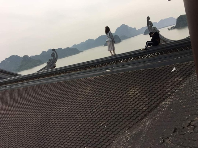  Nam thanh nữ tú trèo lên mái chùa lớn nhất Việt Nam để chụp ảnh: Những nụ cười xấu xí - Ảnh 4.