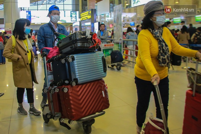 Sân bay Nội Bài chật kín người sau kỳ nghỉ Tết, khẩu trang trở thành “vật bất ly thân” giữa thời điểm virus corona đe doạ - Ảnh 6.