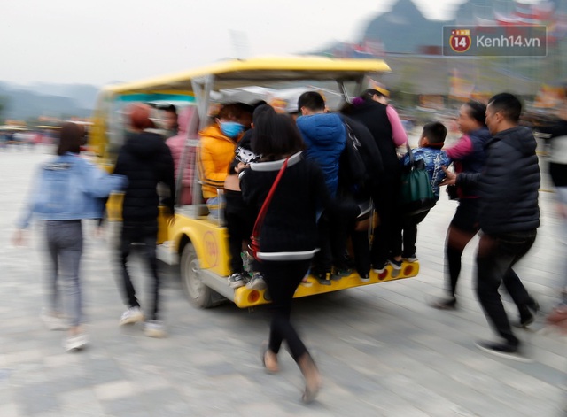 Du khách, phật tử chen nhau lên thuyền và xe điện, gây tình cảnh hỗn loạn ở ngôi chùa lớn nhất thế giới tại Việt Nam - Ảnh 8.