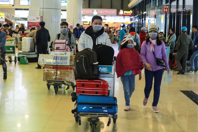 Sân bay Nội Bài chật kín người sau kỳ nghỉ Tết, khẩu trang trở thành “vật bất ly thân” giữa thời điểm virus corona đe doạ - Ảnh 8.