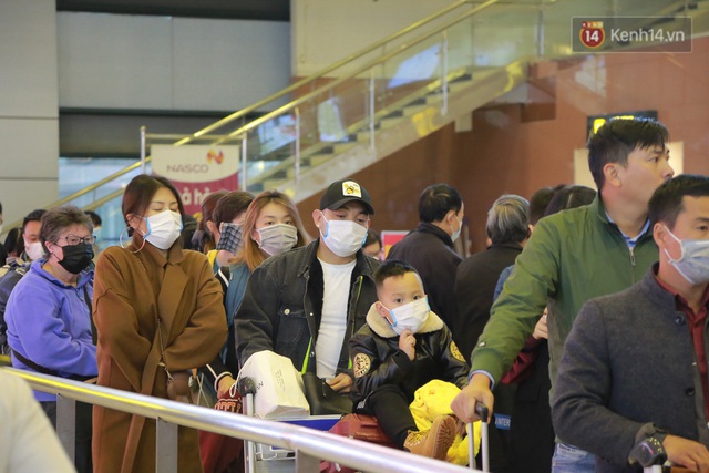 Sân bay Nội Bài chật kín người sau kỳ nghỉ Tết, khẩu trang trở thành “vật bất ly thân” giữa thời điểm virus corona đe doạ - Ảnh 9.