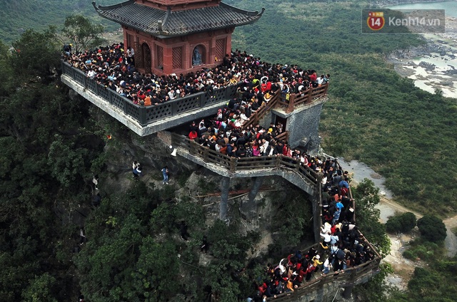 Du khách, phật tử chen nhau lên thuyền và xe điện, gây tình cảnh hỗn loạn ở ngôi chùa lớn nhất thế giới tại Việt Nam - Ảnh 10.