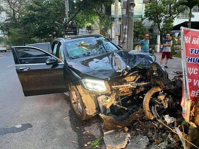  Tai nạn kinh hoàng gần sân bay Tân Sơn Nhất, lái xe sang đang trốn  - Ảnh 1.