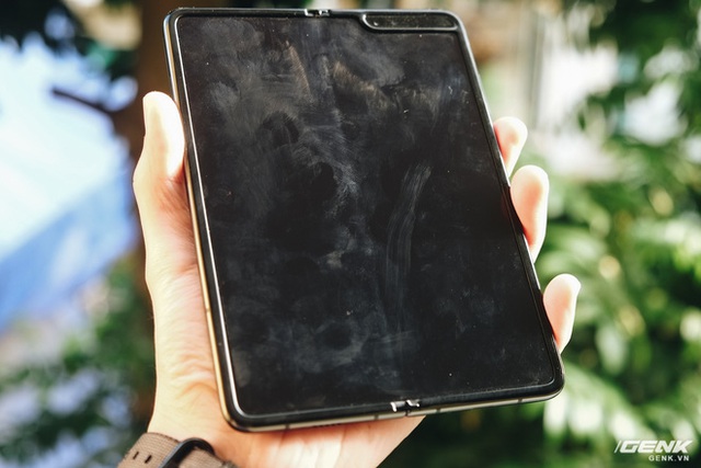  Dùng Galaxy Fold không dán màn hình: Chiếc máy của tôi bây giờ ra sao?  - Ảnh 3.