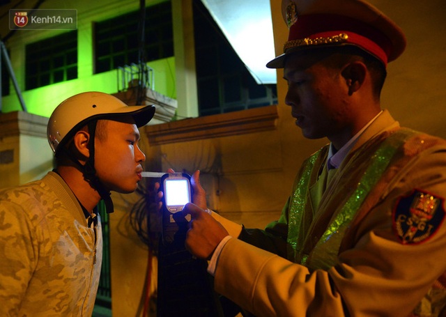 Bị kiểm tra nồng độ cồn, người đàn ông lớn tiếng quát: Tôi chơi tới bến với các anh luôn! - Ảnh 11.