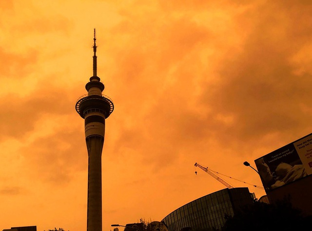 Không chỉ Úc bị ảnh hưởng bởi cháy rừng, bầu trời New Zealand cũng bất ngờ chuyển màu vàng cam kỳ lạ vào sáng sớm - Ảnh 2.