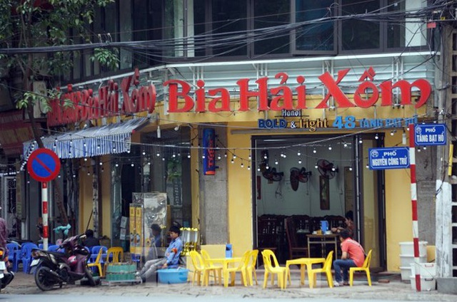 Nhiều quán nhậu ở Hà Nội giảm 70% khách tới uống bia, rượu - Ảnh 1.