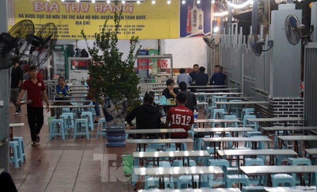 Nhiều quán nhậu ở Hà Nội giảm 70% khách tới uống bia, rượu - Ảnh 2.